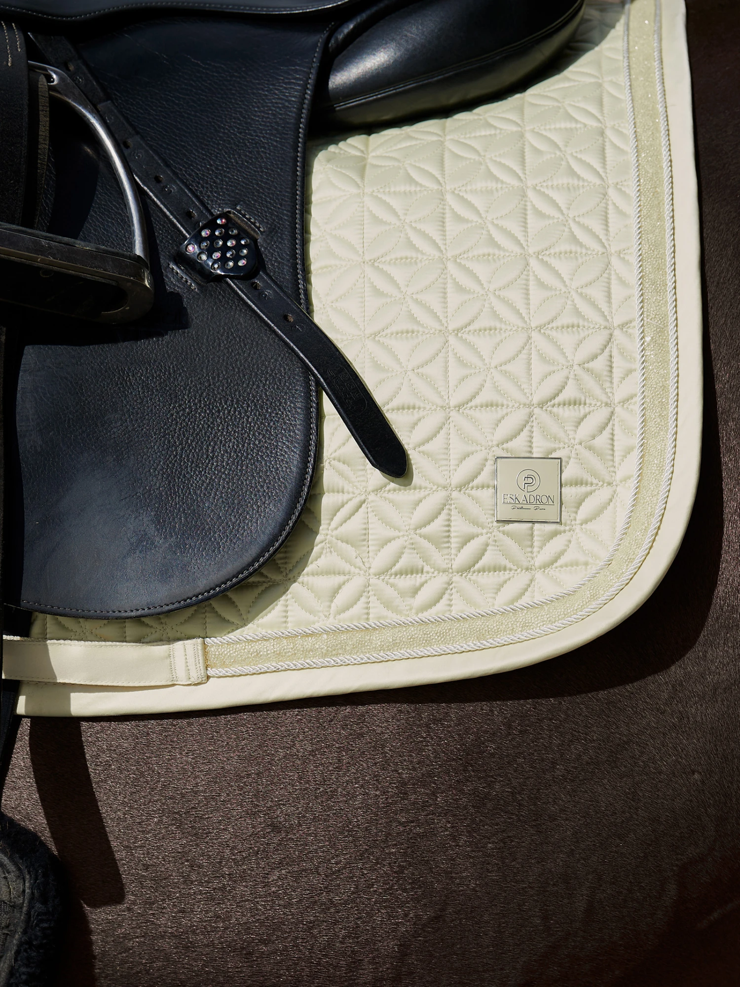 Eskadron Platinum Pure FS23 Mattgloss Jewel Dressurschabracke 3 Eskadron Platinum Pure FS23 Mattgloss Jewel Dressurschabracke – Bild 3